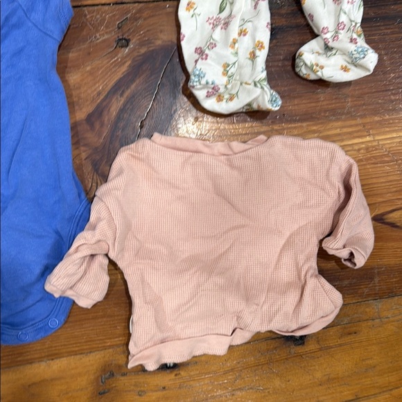 Assorted Bundle of Baby Onesies and Outfits Girl Size 0 to 3 months - Picture 13 of 14